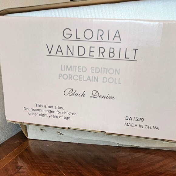 18 inch tall Gloria Vanderbilt Porcelain Doll - Picture 12 of 14
